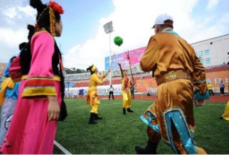 　　顶杠、叉草球：赫哲族传统体育项目，为争夺“莫日根”(英雄的意思)的赫哲项目之一，感受赫哲族古老的体育文化。