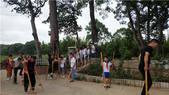 安远趣味踩高跷