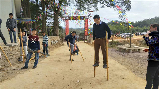 安远趣味踩高跷