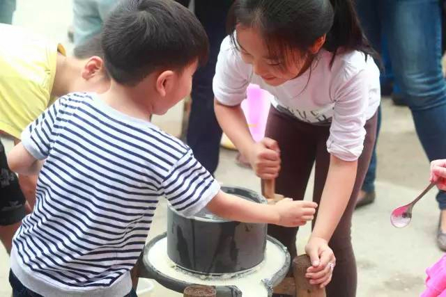 鱼台亲子游戏磨豆浆