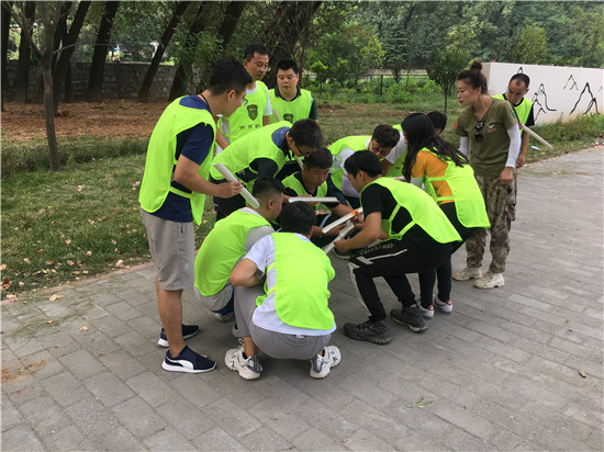 安远团队拓展训练  安远户外拓展培训由专业团队打造的拓展活动，内容丰富生动，寓意深刻。教练们以体验启发的教育手段，亲身参与的训练的方式，使得每一系列活动中所寓意的深刻的哲理和合作理念，能牢牢地植根于团队和每个队员的潜意识中。  安远20人公司拓展训练  安远户外拓展培训通过巧妙设置行为情境，创造出一种无法依赖已有经验的环境，在陌生且有挑战性的环境下，人们更倾向于向别人寻求帮助，努力与团队协作来完成任务。  安远户外拓展  安远户外拓展培训还可以使企业员工保持健康的体魄。由于户外运动中多数为有氧运动，可以很好的促进体内新陈代谢，并且可以很好地帮助员工释放工作中的压力使其全身心地投入到今后的工作中，事实表明长期的户外拓展运动训练可以有效地延长员工们的工作寿命。