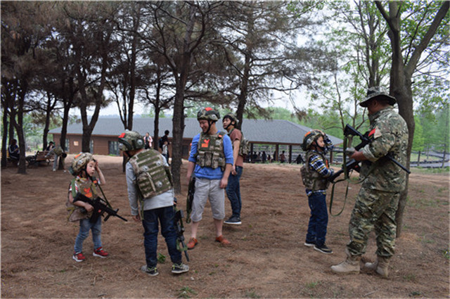 威武集训拓展公司,威武亲少年军事拓展,威武团建拓展公司